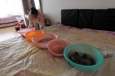 怀远楼上漏水，住户失联，小区没物管，业主维权难！律师来支招……